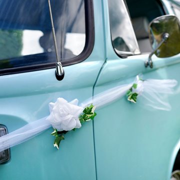 Bryllupsdekoration til bil, tyl med hvide roser og blade 1,7m. festartikler
