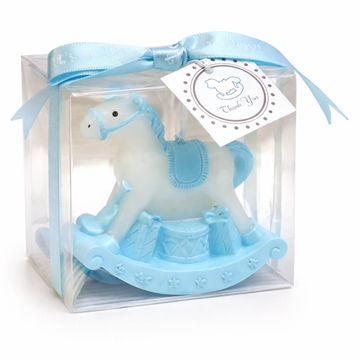 Dåbslys formet som gyngehest i hvid og lyseblå i gaveæske med sløjfe – perfekt til barnedåb eller baby shower dreng.