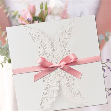 Indbydelse med blomstedekoration og kuvert perlehvid, 1 sæt festartikler