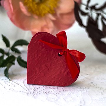 Gaveæske Hjerte med satinbånd rød, 10 stk. festartikler